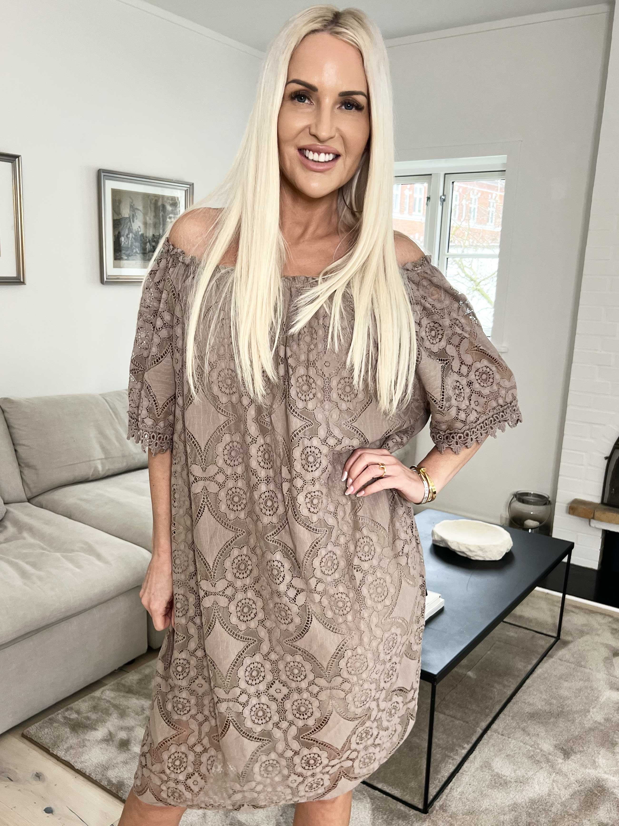 Thea - Sød blondekjole med elastikkant i udskæringen